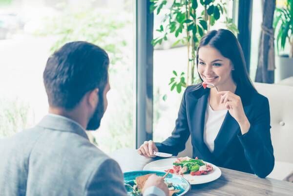 男性が食事デートで育ちが悪そうと感じる女性とは？