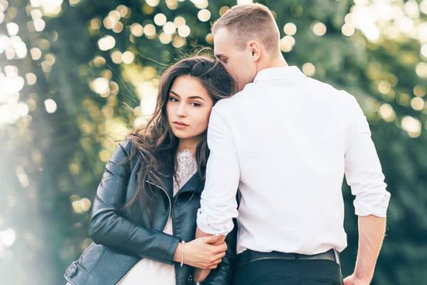 もっと愛情表現してほしい…男性が「好き」と言わない理由って？