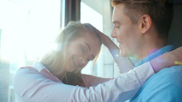 ずっと見ていたい…電車移動中「彼がキュンとする」行動