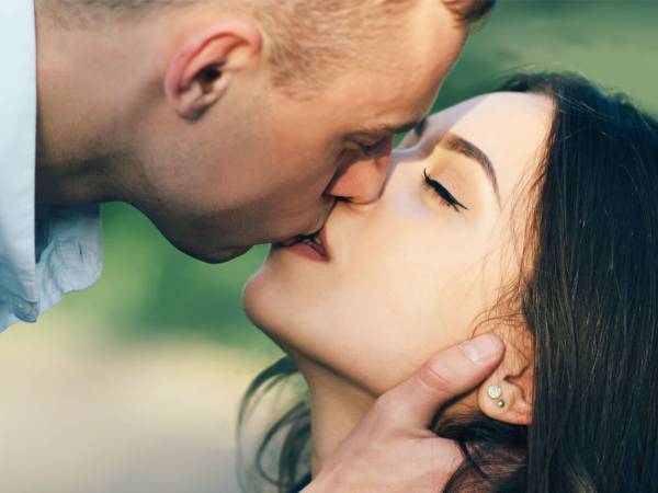 ドキドキしちゃう…！キス中に男性が「触ってほしい場所」とは？