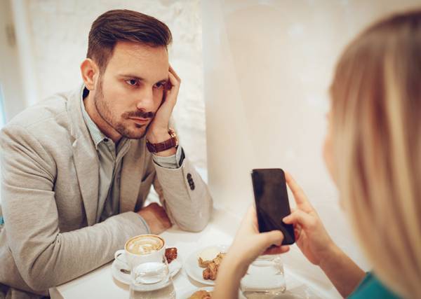 隠せてない…男性が「おばさんっぽい」と思う女性の言動