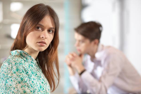 無意識にやりがち…お泊りデートで男性が「幻滅する言動」とは？