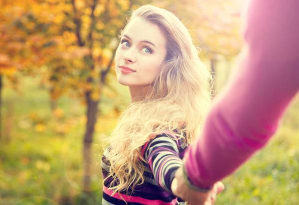 デートで使える♡「自然に彼と手を繋ぐテクニック」3つ