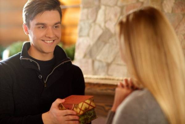 バレンタイン・誕生日・記念日…男性が本当に喜ぶプレゼントって？