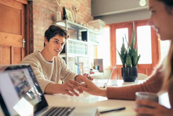 周りにバレずに社内恋愛を上手に進められる男性4タイプ