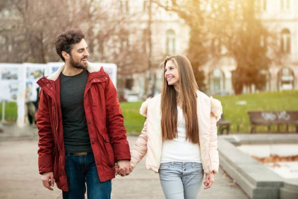 男女のイニシャル別・一旦離れても…「必ず運命の再会」をするカップル10選