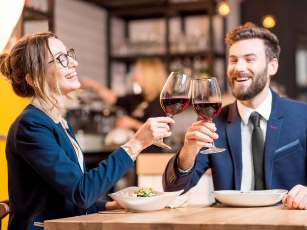 見た目は関係ない…男性が「安心して彼女にできる」女性の話し方とは？