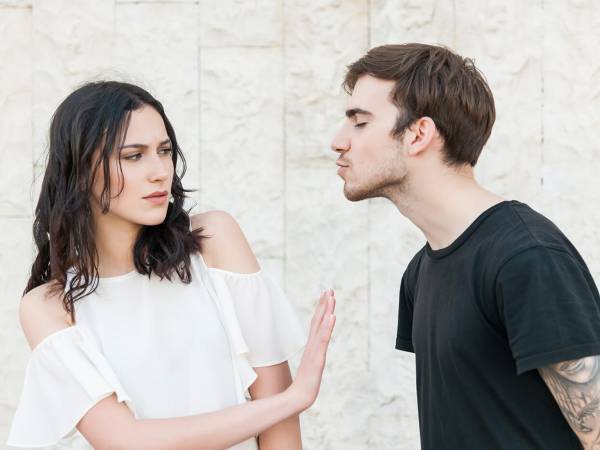 見たことあるかも！男性が好きな人に見せがちな行動7選