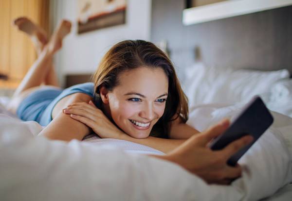 電話しているときに、彼のことをキュンキュンさせる秘訣4つ