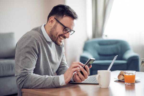 男性のデートのお誘いLINEに対する、女性のかわいい返信3選