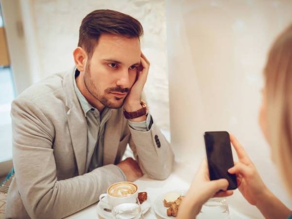 あなたは大丈夫？男性が「デート中にされると、ちょっとモヤっとすること」