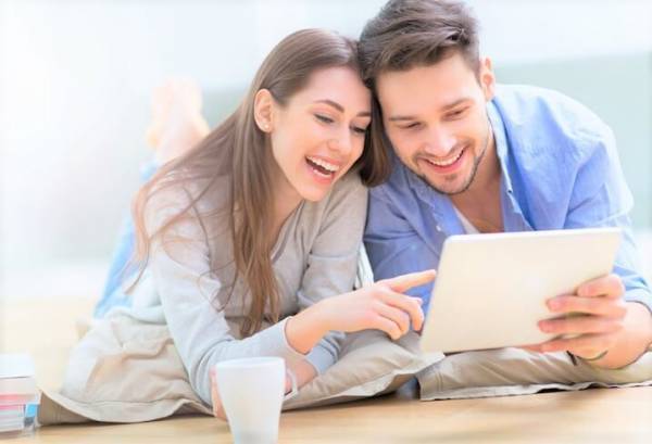 一見普通なのに…男性をメロメロにする女性の特徴って？