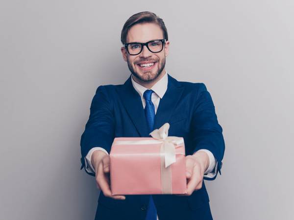 嬉しいけど、なんで？男性が彼女に尽くしすぎてしまう理由