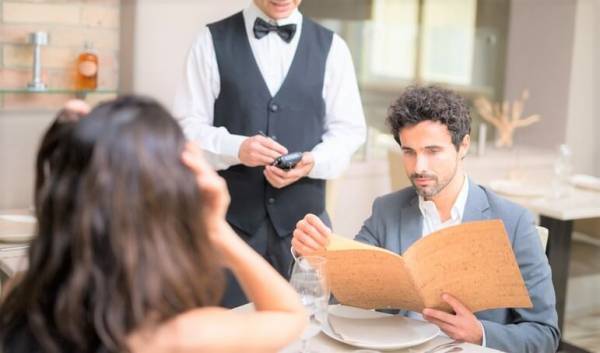 付き合う前のデートの食事代、女性はどうするべき？