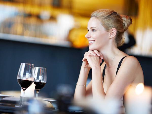 すぐに実践できる！男性がキュンとする「酔った女性の仕草」