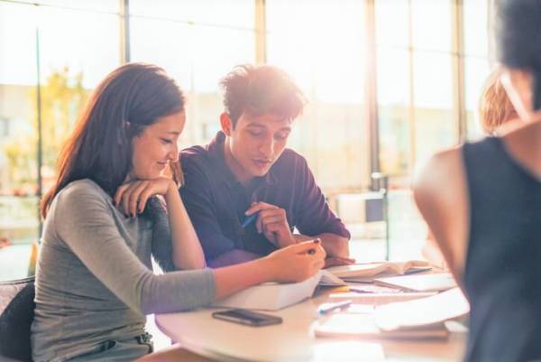 会社の上司や同僚が好き…効果的なアプローチ方法は？