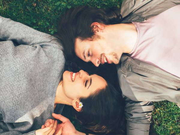 意外なことも…！男性が「本命だけに話すこと」とは？