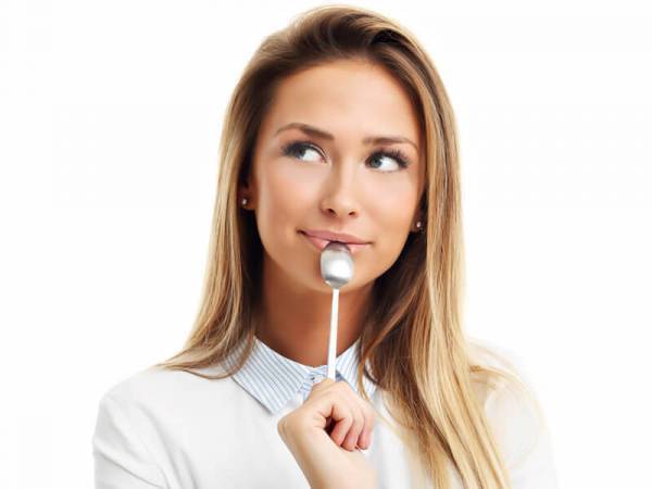 意外と見られてる？食事中に男性をイラつかせる行動