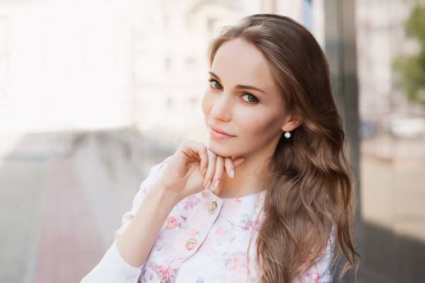 密かに引いちゃう…男性に「おばさんくさい」と思われる言動3つ