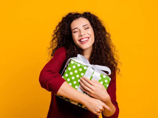 気持ちが裏目に？男性が女性からもらって「重い…」と感じる贈り物