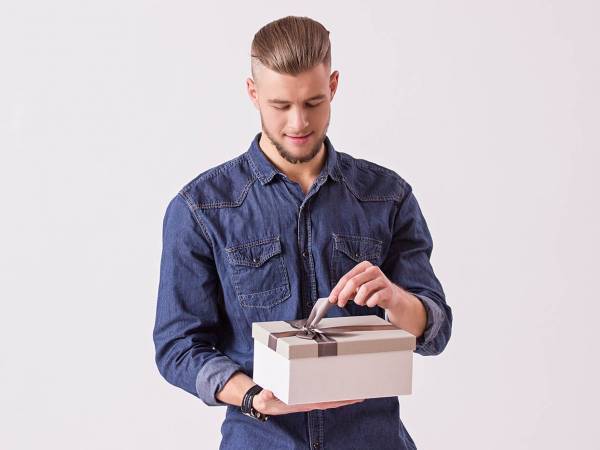 気持ちが裏目に？男性が女性からもらって「重い…」と感じる贈り物