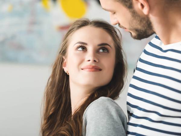 抱きしめたい…！男性の心を引き寄せる女性の「しぐさ」とは？