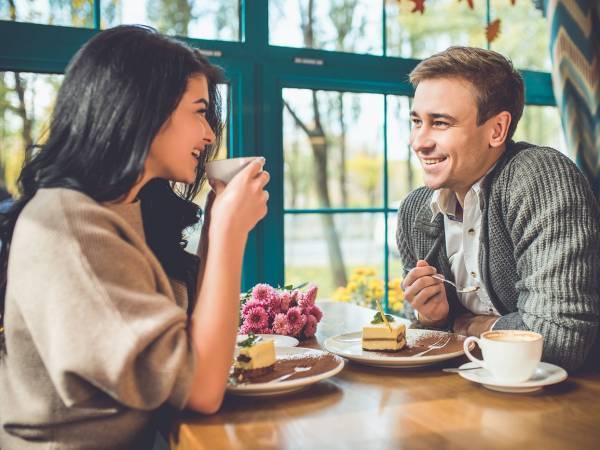 なに考えてるの？「彼女持ち」なのに、女性からの誘いに乗る男性の特徴