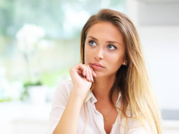 誘いたいけど誘えない！男性が「壁を感じる」女性の特徴