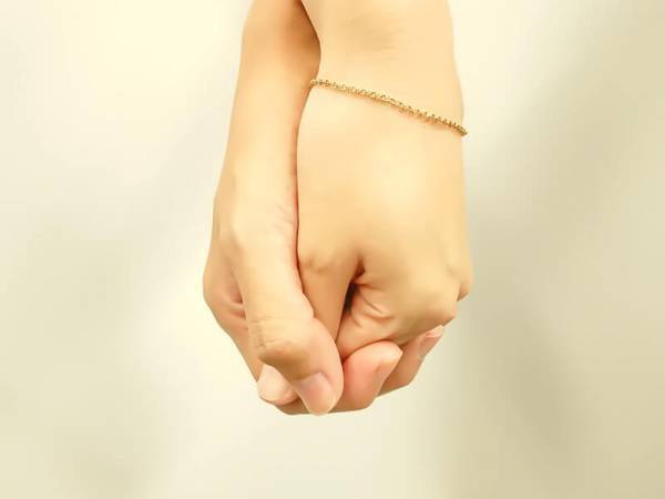 血液型で占う！男性がドキドキする「手の繋ぎ方」