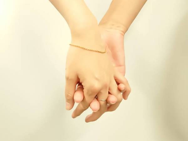 血液型で占う！男性がドキドキする「手の繋ぎ方」