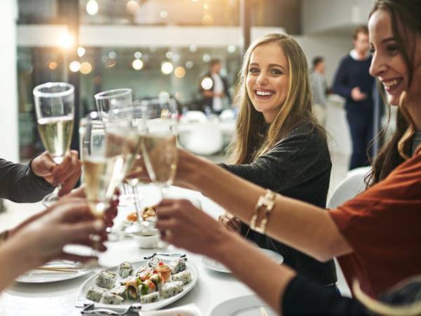 一気に恋愛対象外に？男性がドン引きする「飲み会でのNG行動」