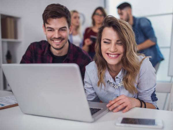 目指せ職場恋愛！男性がキュンとする職場の女性の5つの言動って？