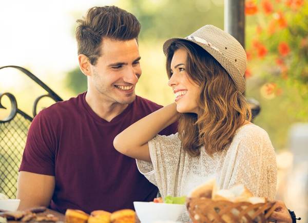 男性が思わずドキっとする、女性の「恥じらい仕草」3選