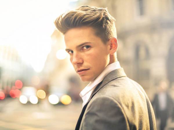 なんだか気になる…！「陰のある男性」に惹かれる理由3つ