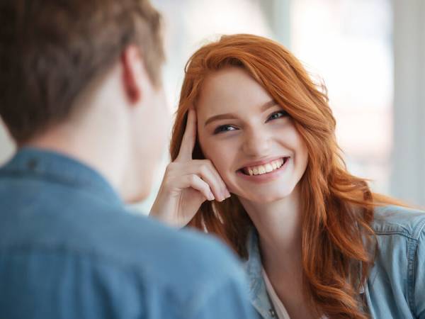 モテる女性が身につけている「褒め返し」テクって？