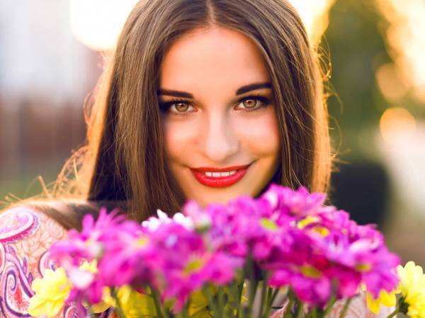 モテる女性達がやってる「男性を虜にする仕草」