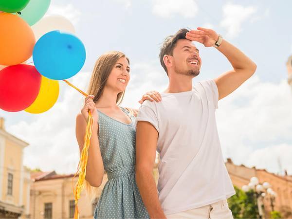 おさえきれない…思わず手を繋ぎたくなる女性の特徴って？