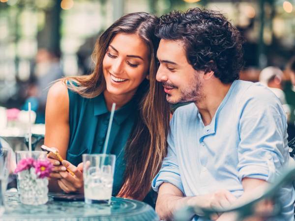 これは脈あり♡男性が好きな女性に見せる「本命サイン」