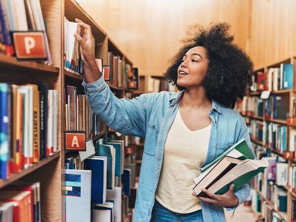 スマホ時代だからこそ目立つ！男子が惹かれる「読書女子」の魅力