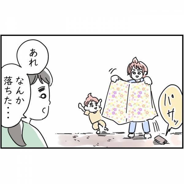 レジャーシートを持ち上げると…私「ちょっと重い？」⇒気にせず広げると…“思いもよらないもの”が落ちてきて、友人仰天！？【漫画】