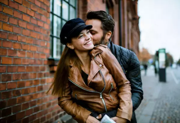 「可愛すぎて集中できない！」魅力的に見える“職場の女性”3選