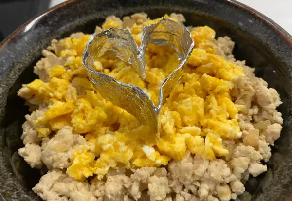 【3色丼レシピ】形だけの愛なんてお断り！不条理な夫へのイライラを炒めて。