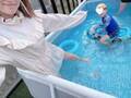 辻希美、自宅バルコニーでのプール開きの様子を公開「本格的に熱くなったから」