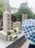 市川團十郎、子ども達と亡き妻・小林麻央さんの墓参りへ「僕たち私たちは元気です。と」