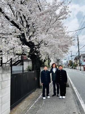 ダイアモンド☆ユカイ、中学校に入学した双子の息子達との親子ショットを公開「おめでとう」「素敵」の声