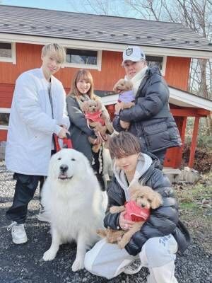 渡辺美奈代、福島旅行での家族ショットを公開「ペットも泊まれるコテージにみんなで」