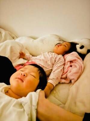 内山信二の妻、並んで眠っていた娘達の姿を公開「本当にそっくり」「可愛すぎ」の声