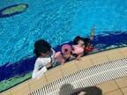 アレク、プールを満喫する妻・川崎希と子ども達の姿を公開「なんでまだこんなに元気なんだ？」