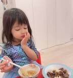 川崎希、可愛すぎる娘の姿を公開「お箸を上手に使えるようになってて」