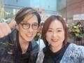 黒田アーサー、22年ぶりに再会した吉幾三の娘との2ショットを公開「寿三美ちゃんが観に来てくれた！」